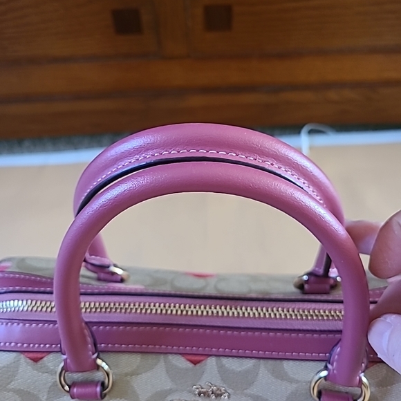 Coach Heart  Printed Crossbody Bag /Handbag and Heart Printed  Wrist Zip - Picture 4 of 12